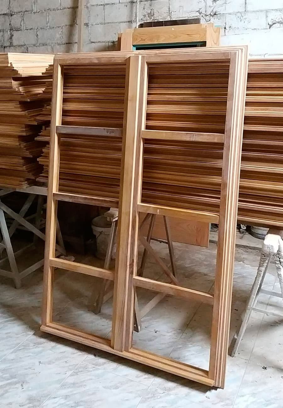 Fabrica de ventanas de madera en Muros